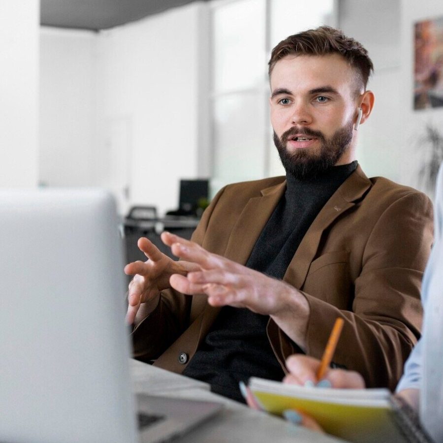 diverse-persone-che-fanno-il-brainstorming-in-una-riunione-di-lavoro_23-2148985497