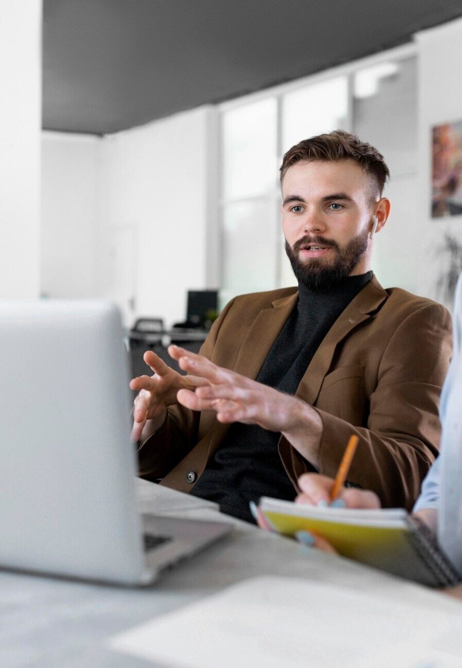 diverse-persone-che-fanno-il-brainstorming-in-una-riunione-di-lavoro_23-2148985497