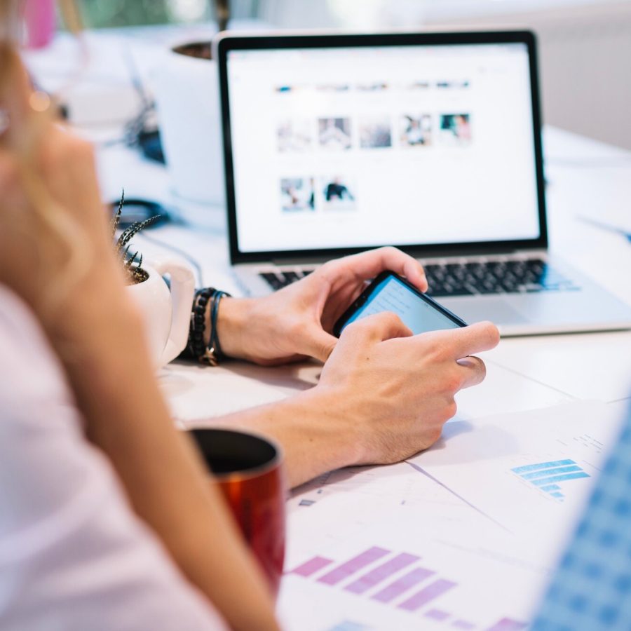 persone-che-lavorano-con-smartphone-e-laptop_23-2147707814