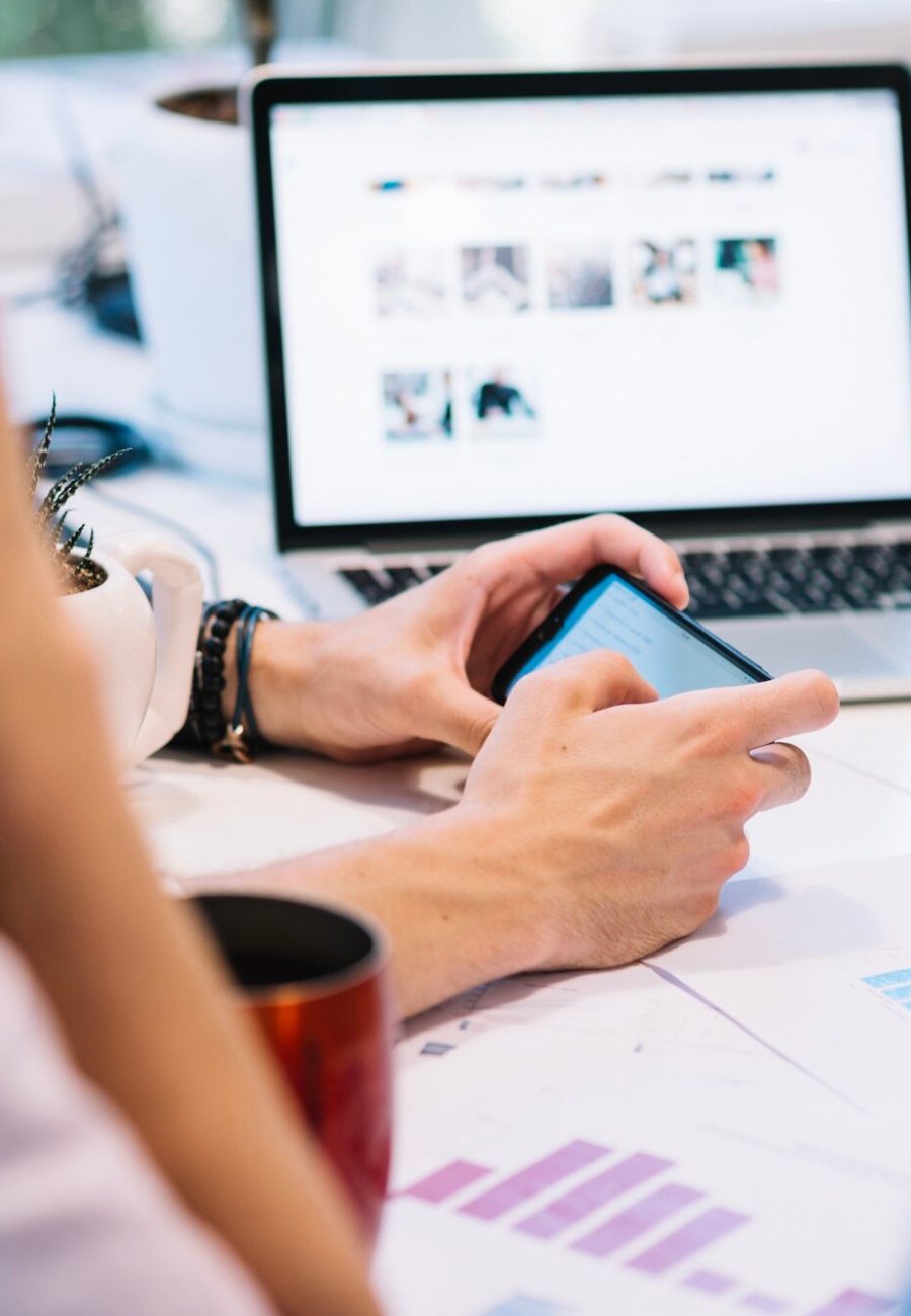 persone-che-lavorano-con-smartphone-e-laptop_23-2147707814